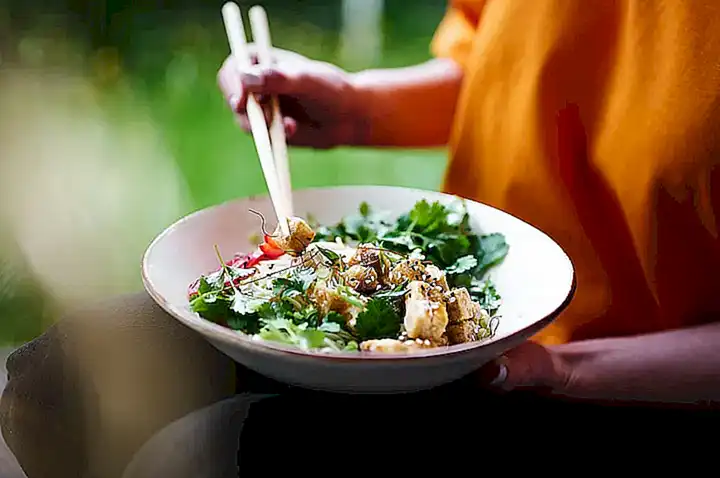 Prepara una deliciosa ensalada fresca como guarnición