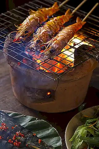 Prepara unas verduras a la parrilla para acompañar los camarones