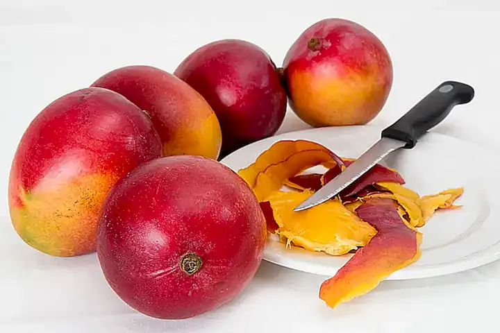 Prueba una deliciosa salsa de mango picante para acompañar tus colas de langostinos cocidos