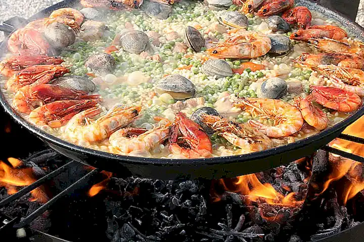 Puedes disfrutar de platos deliciosos como paella de mariscos o pasta con camarones sin preocuparte por los FODMAP