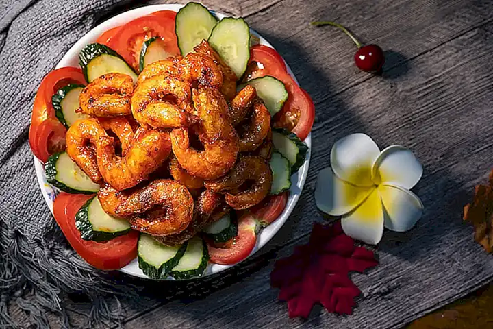 ¿Qué acompañamientos van bien con las gambas en salsa de tomate?