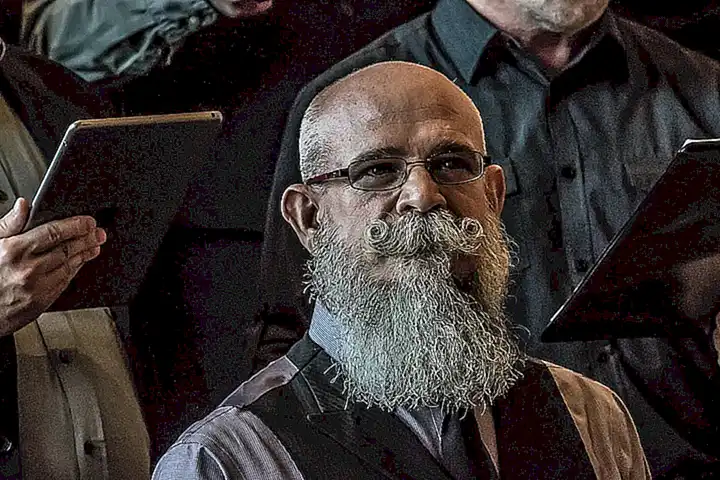 Retira las barbas y las impurezas de los mejillones