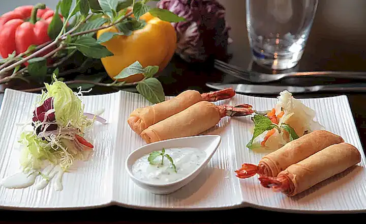 Rollitos de primavera con langostinos y vegetales