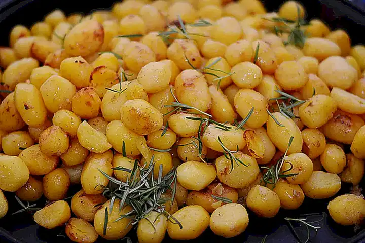 Se puede acompañar con patatas cocidas y servir con un buen vino blanco gallego