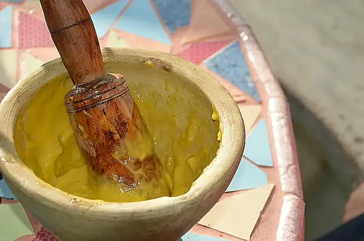 Servir los cangrejos de río con salsa de mantequilla o alioli
