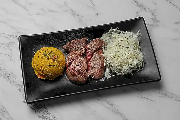 Sirve la carne del centollo en un plato y acompaña con un poco de salsa