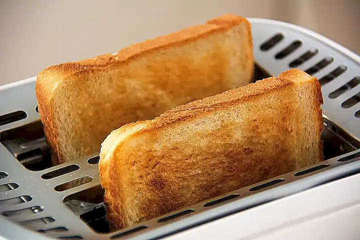 Sirve los camarones al ajillo con una rodaja de pan tostado