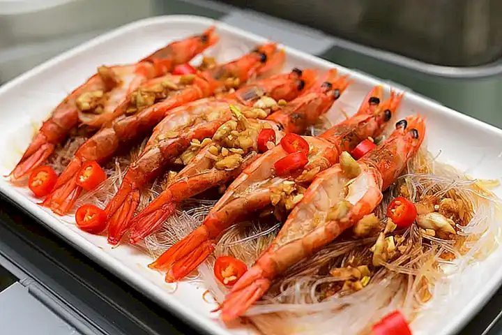 Sirve los camarones al ajillo sobre una cama de quinoa o couscous