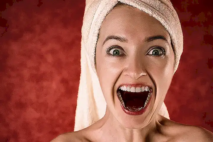 Su boca está ubicada en la parte inferior de su cuerpo y está rodeada por cinco dientes
