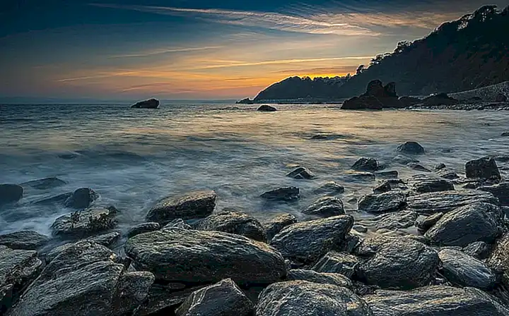 Su cuerpo blando y flexible le permite camuflarse y esconderse entre las rocas y algas marinas