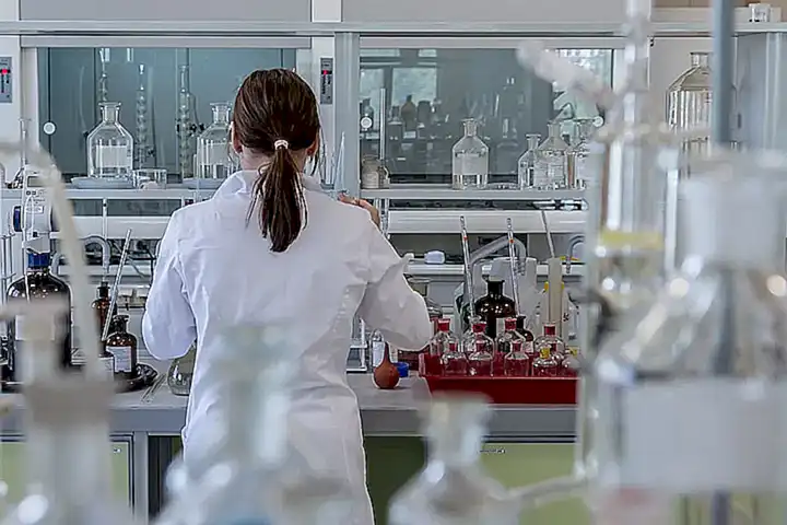 Un médico especializado puede evaluar tus síntomas y recomendarte el tipo de prueba más adecuado