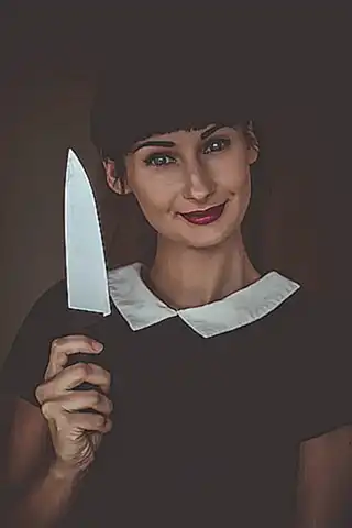 Usa un cuchillo para abrir la cola y extraer la carne