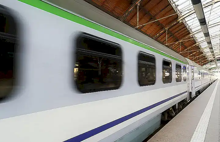 Utiliza el transporte público y pregunta al conductor por la parada más cercana al río Das Ostras