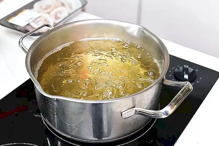 Utiliza una olla grande y profunda para hervir el bogavante